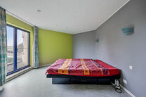 Deze ruime gezinswoning met drie slaapkamers, een praktische en ruime garage en een prachtig aangelegde tuin is uitstekend gelegen in een rustige, landelijke omgeving.

Indeling van de woning:

Bij binnenkomst betreedt u de inkomhal met een apart toilet e