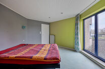 Deze ruime gezinswoning met drie slaapkamers, een praktische en ruime garage en een prachtig aangelegde tuin is uitstekend gelegen in een rustige, landelijke omgeving.

Indeling van de woning:

Bij binnenkomst betreedt u de inkomhal met een apart toilet e