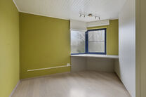 Deze ruime gezinswoning met drie slaapkamers, een praktische en ruime garage en een prachtig aangelegde tuin is uitstekend gelegen in een rustige, landelijke omgeving.

Indeling van de woning:

Bij binnenkomst betreedt u de inkomhal met een apart toilet e