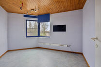 Deze ruime gezinswoning met drie slaapkamers, een praktische en ruime garage en een prachtig aangelegde tuin is uitstekend gelegen in een rustige, landelijke omgeving.

Indeling van de woning:

Bij binnenkomst betreedt u de inkomhal met een apart toilet e