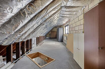 Deze ruime gezinswoning met drie slaapkamers, een praktische en ruime garage en een prachtig aangelegde tuin is uitstekend gelegen in een rustige, landelijke omgeving.

Indeling van de woning:

Bij binnenkomst betreedt u de inkomhal met een apart toilet e