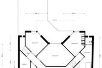 Deze ruime gezinswoning met drie slaapkamers, een praktische en ruime garage en een prachtig aangelegde tuin is uitstekend gelegen in een rustige, landelijke omgeving.

Indeling van de woning:

Bij binnenkomst betreedt u de inkomhal met een apart toilet e