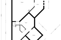 Deze ruime gezinswoning met drie slaapkamers, een praktische en ruime garage en een prachtig aangelegde tuin is uitstekend gelegen in een rustige, landelijke omgeving.

Indeling van de woning:

Bij binnenkomst betreedt u de inkomhal met een apart toilet e