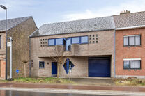 Deze ruime gezinswoning met drie slaapkamers, een praktische en ruime garage en een prachtig aangelegde tuin is uitstekend gelegen in een rustige, landelijke omgeving.

Indeling van de woning:

Bij binnenkomst betreedt u de inkomhal met een apart toilet e