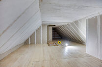Deze ruime, instapklare en energiezuinige gezinswoning met vijf slaapkamers, tuin en garage is ideaal gelegen in een rustige woonwijk.
Ze is voorzien van alle hedendaags comfort en beschikt bovendien over een extra ruimte die perfect dienst kan doen als p