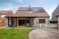 Deze ruime, instapklare en energiezuinige gezinswoning met vijf slaapkamers, tuin en garage is ideaal gelegen in een rustige woonwijk.
Ze is voorzien van alle hedendaags comfort en beschikt bovendien over een extra ruimte die perfect dienst kan doen als p