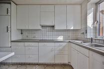 Deze ruime en lichtrijke gezinswoning beschikt over 4 volwaardige slaapkamers, een aparte garage en een gezellige tuin.
Ze is gelegen in een rustige, autoluwe straat, wat bijdraagt aan een aangename en veilige leefomgeving.
Bovendien beschikt de woning ov