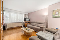 Deze ruime instapklare woning beschikt over 2 ruime slaapkamers en 1 badkamer en is gelegen op een perceel van 1a 55ca met een tuin. De woning bevindt zich in een residenti&euml;le woonwijk.

INDELING:
Op het gelijkvloers bevindt zich een ruime garage met ele