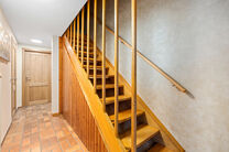 Deze ruime instapklare woning beschikt over 2 ruime slaapkamers en 1 badkamer en is gelegen op een perceel van 1a 55ca met een tuin. De woning bevindt zich in een residenti&euml;le woonwijk.

INDELING:
Op het gelijkvloers bevindt zich een ruime garage met ele