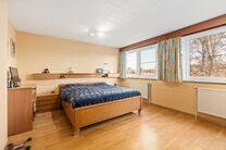 Deze ruime instapklare woning beschikt over 2 ruime slaapkamers en 1 badkamer en is gelegen op een perceel van 1a 55ca met een tuin. De woning bevindt zich in een residenti&euml;le woonwijk.

INDELING:
Op het gelijkvloers bevindt zich een ruime garage met ele