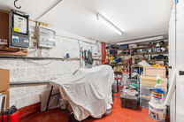 Deze ruime instapklare woning beschikt over 2 ruime slaapkamers en 1 badkamer en is gelegen op een perceel van 1a 55ca met een tuin. De woning bevindt zich in een residenti&euml;le woonwijk.

INDELING:
Op het gelijkvloers bevindt zich een ruime garage met ele