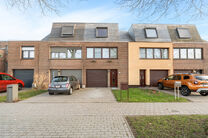 Deze ruime instapklare woning beschikt over 2 ruime slaapkamers en 1 badkamer en is gelegen op een perceel van 1a 55ca met een tuin. De woning bevindt zich in een residenti&euml;le woonwijk.

INDELING:
Op het gelijkvloers bevindt zich een ruime garage met ele