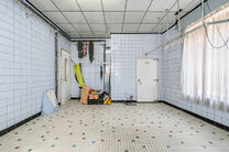 Deze hoekwoning met 3 slaapkamers en garage is centraal gelegen, op wandelafstand van de dorpskern van Machelen.

INDELING:
Op het gelijkvloers bevindt zich de voormalige slagerswinkel. Verder vindt u een ruime eetkamer of bureau aan de voorzijde, een woo