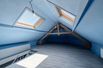 Deze hoekwoning met 3 slaapkamers en garage is centraal gelegen, op wandelafstand van de dorpskern van Machelen.

INDELING:
Op het gelijkvloers bevindt zich de voormalige slagerswinkel. Verder vindt u een ruime eetkamer of bureau aan de voorzijde, een woo