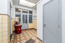 Deze hoekwoning met 3 slaapkamers en garage is centraal gelegen, op wandelafstand van de dorpskern van Machelen.

INDELING:
Op het gelijkvloers bevindt zich de voormalige slagerswinkel. Verder vindt u een ruime eetkamer of bureau aan de voorzijde, een woo