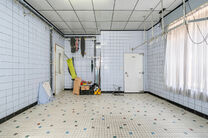 Deze hoekwoning met 3 slaapkamers en garage is centraal gelegen, op wandelafstand van de dorpskern van Machelen.

INDELING:
Op het gelijkvloers bevindt zich de voormalige slagerswinkel. Verder vindt u een ruime eetkamer of bureau aan de voorzijde, een woo