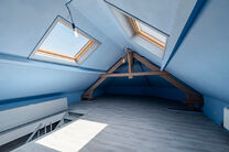 Deze hoekwoning met 3 slaapkamers en garage is centraal gelegen, op wandelafstand van de dorpskern van Machelen.

INDELING:
Op het gelijkvloers bevindt zich de voormalige slagerswinkel. Verder vindt u een ruime eetkamer of bureau aan de voorzijde, een woo