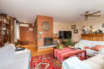 Deze ruime driegevelwoning beschikt over 3 volwaardige slaapkamers en twee badkamers en is gelegen op een perceel van 4a 65ca met een aangename, zuidoost geori&euml;nteerde tuin. De woning bevindt zich in een rustige residenti&euml;le woonwijk en geniet van een v