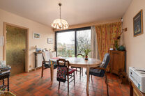 Deze ruime driegevelwoning beschikt over 3 volwaardige slaapkamers en twee badkamers en is gelegen op een perceel van 4a 65ca met een aangename, zuidoost geori&euml;nteerde tuin. De woning bevindt zich in een rustige residenti&euml;le woonwijk en geniet van een v