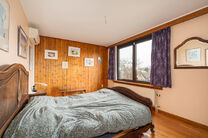 Deze ruime driegevelwoning beschikt over 3 volwaardige slaapkamers en twee badkamers en is gelegen op een perceel van 4a 65ca met een aangename, zuidoost geori&euml;nteerde tuin. De woning bevindt zich in een rustige residenti&euml;le woonwijk en geniet van een v