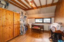 Deze ruime driegevelwoning beschikt over 3 volwaardige slaapkamers en twee badkamers en is gelegen op een perceel van 4a 65ca met een aangename, zuidoost geori&euml;nteerde tuin. De woning bevindt zich in een rustige residenti&euml;le woonwijk en geniet van een v