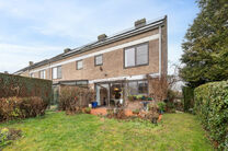 Deze ruime driegevelwoning beschikt over 4 volwaardige slaapkamers en 2 badkamers en is gelegen op een perceel van 4a 65ca met een aangename, zuidoost geori&euml;nteerde tuin. De woning bevindt zich in een rustige residenti&euml;le woonwijk en geniet van een vlot