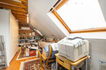 Deze ruime driegevelwoning beschikt over 4 volwaardige slaapkamers en 2 badkamers en is gelegen op een perceel van 4a 65ca met een aangename, zuidoost geori&euml;nteerde tuin. De woning bevindt zich in een rustige residenti&euml;le woonwijk en geniet van een vlot