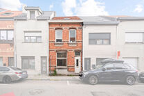 Deze gezinswoning met 3 slaapkamers en tuin is uitstekend gelegen in een rustige eenrichtingsstraat, op wandelafstand van het centrum van Sint-Niklaas. De woning is bijzonder energiezuinig met een EPC-label B en biedt modern comfort dankzij een recente aa
