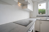 Deze gezinswoning met 3 slaapkamers en tuin is uitstekend gelegen in een rustige eenrichtingsstraat, op wandelafstand van het centrum van Sint-Niklaas. De woning is bijzonder energiezuinig met een EPC-label B en biedt modern comfort dankzij een recente aa