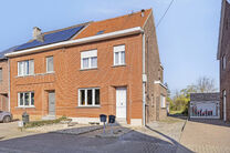 Deze goed gelegen eengezinswoning met ruime tuin en garage/werkplaats ligt op een perceel van 736 m² en bestaat uit twee delen.

Het hoofdgebouw is een volledige gezinswoning met 3 slaapkamers en 1 badkamer. Achteraan bevindt zich een aparte wooneenheid 