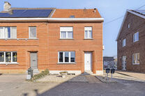 Deze goed gelegen eengezinswoning met ruime tuin en garage/werkplaats ligt op een perceel van 736 m² en bestaat uit twee delen.

Het hoofdgebouw is een volledige gezinswoning met 3 slaapkamers en 1 badkamer. Achteraan bevindt zich een aparte wooneenheid 