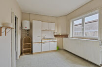 Deze goed gelegen eengezinswoning met ruime tuin en garage/werkplaats ligt op een perceel van 736 m² en bestaat uit twee delen.

Het hoofdgebouw is een volledige gezinswoning met 3 slaapkamers en 1 badkamer. Achteraan bevindt zich een aparte wooneenheid 