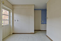 Deze goed gelegen eengezinswoning met ruime tuin en garage/werkplaats ligt op een perceel van 736 m² en bestaat uit twee delen.

Het hoofdgebouw is een volledige gezinswoning met 3 slaapkamers en 1 badkamer. Achteraan bevindt zich een aparte wooneenheid 