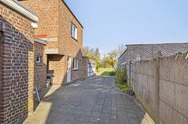 Deze goed gelegen eengezinswoning met ruime tuin en garage/werkplaats ligt op een perceel van 736 m² en bestaat uit twee delen.

Het hoofdgebouw is een volledige gezinswoning met 3 slaapkamers en 1 badkamer. Achteraan bevindt zich een aparte wooneenheid 