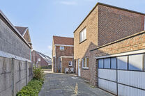 Deze goed gelegen eengezinswoning met ruime tuin en garage/werkplaats ligt op een perceel van 736 m² en bestaat uit twee delen.

Het hoofdgebouw is een volledige gezinswoning met 3 slaapkamers en 1 badkamer. Achteraan bevindt zich een aparte wooneenheid 