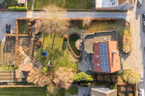 Deze ruime villa met maar liefst 5 slaapkamers en 3 badkamers is gelegen in een residenti&euml;le woonwijk, op een perceel van 15a85ca.

Bij het betreden van de woning komt men in de inkomhal met apart gastentoilet. In 2002 werd de woning uitgebreid met een a