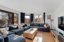 Deze ruime villa met maar liefst 5 slaapkamers en 3 badkamers is gelegen in een residenti&euml;le woonwijk, op een perceel van 15a85ca.

Bij het betreden van de woning komt men in de inkomhal met apart gastentoilet. In 2002 werd de woning uitgebreid met een a