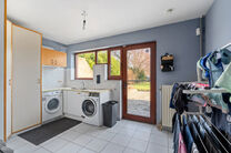 Deze ruime villa met maar liefst 5 slaapkamers en 3 badkamers is gelegen in een residenti&euml;le woonwijk, op een perceel van 15a85ca.

Bij het betreden van de woning komt men in de inkomhal met apart gastentoilet. In 2002 werd de woning uitgebreid met een a