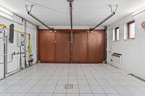 Deze ruime villa met maar liefst 5 slaapkamers en 3 badkamers is gelegen in een residenti&euml;le woonwijk, op een perceel van 15a85ca.

Bij het betreden van de woning komt men in de inkomhal met apart gastentoilet. In 2002 werd de woning uitgebreid met een a