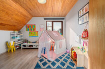 Deze ruime villa met maar liefst 5 slaapkamers en 3 badkamers is gelegen in een residenti&euml;le woonwijk, op een perceel van 15a85ca.

Bij het betreden van de woning komt men in de inkomhal met apart gastentoilet. In 2002 werd de woning uitgebreid met een a