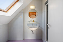 Deze ruime villa met maar liefst 5 slaapkamers en 3 badkamers is gelegen in een residenti&euml;le woonwijk, op een perceel van 15a85ca.

Bij het betreden van de woning komt men in de inkomhal met apart gastentoilet. In 2002 werd de woning uitgebreid met een a