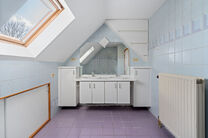 Deze ruime villa met maar liefst 5 slaapkamers en 3 badkamers is gelegen in een residenti&euml;le woonwijk, op een perceel van 15a85ca.

Bij het betreden van de woning komt men in de inkomhal met apart gastentoilet. In 2002 werd de woning uitgebreid met een a