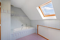 Deze ruime villa met maar liefst 5 slaapkamers en 3 badkamers is gelegen in een residenti&euml;le woonwijk, op een perceel van 15a85ca.

Bij het betreden van de woning komt men in de inkomhal met apart gastentoilet. In 2002 werd de woning uitgebreid met een a