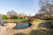 Deze ruime villa met maar liefst 5 slaapkamers en 3 badkamers is gelegen in een residenti&euml;le woonwijk, op een perceel van 15a85ca.

Bij het betreden van de woning komt men in de inkomhal met apart gastentoilet. In 2002 werd de woning uitgebreid met een a