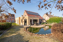 Deze ruime villa met maar liefst 5 slaapkamers en 3 badkamers is gelegen in een residenti&euml;le woonwijk, op een perceel van 15a85ca.

Bij het betreden van de woning komt men in de inkomhal met apart gastentoilet. In 2002 werd de woning uitgebreid met een a