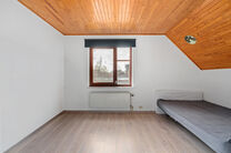 Deze ruime villa met maar liefst 5 slaapkamers en 3 badkamers is gelegen in een residenti&euml;le woonwijk, op een perceel van 15a85ca.

Bij het betreden van de woning komt men in de inkomhal met apart gastentoilet. In 2002 werd de woning uitgebreid met een a