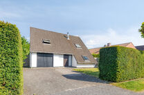 Deze gezinswoning met 3 slaapkamers, garage en tuin bevindt zich op een perceel van 5a94ca in een gezellige en rustige verkaveling, op een uitstekende locatie nabij het befaamde Kasteel en Park Kruikenburg.

INDELING:
Op de gelijkvloerse verdieping betree