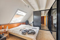 Deze gezinswoning met 3 slaapkamers, garage en tuin bevindt zich op een perceel van 5a94ca in een gezellige en rustige verkaveling, op een uitstekende locatie nabij het befaamde Kasteel en Park Kruikenburg.

INDELING:
Op de gelijkvloerse verdieping betree
