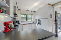 Deze vrijstaande woning met drie slaapkamers, garage en grote tuin is uitstekend gelegen in een rustige, familiale woonwijk in een doodlopende straat, wat zorgt voor een kindvriendelijke en veilige leefomgeving. De woning bevindt zich op de grens met de g