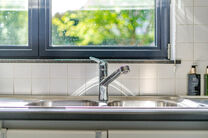Deze vrijstaande woning met drie slaapkamers, garage en grote tuin is uitstekend gelegen in een rustige, familiale woonwijk in een doodlopende straat, wat zorgt voor een kindvriendelijke en veilige leefomgeving. De woning bevindt zich op de grens met de g
